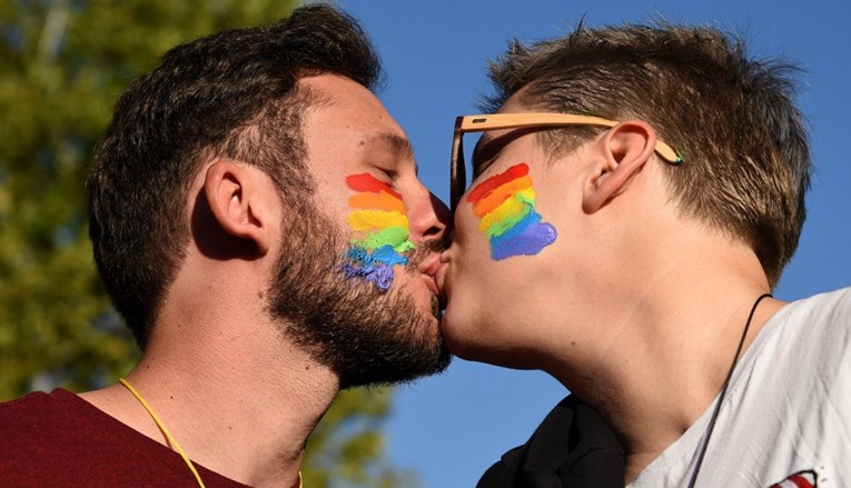 Preko 200 profesora teologije osudilo stav Vatikana o gej parovima