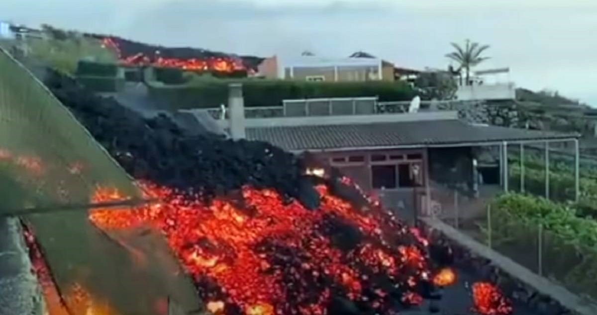 VIDEO Lava na La Palmi guta kuću za kućom, ljudi očajnički spašavaju imovinu