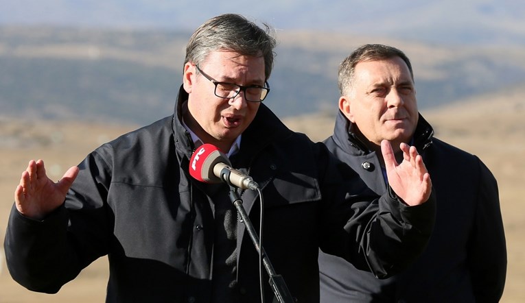 Vučić okrenuo leđa Dodiku?