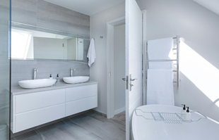 Dizajneri interijera otkrivaju kako održati bijele kupaonice u skladu s trendovima