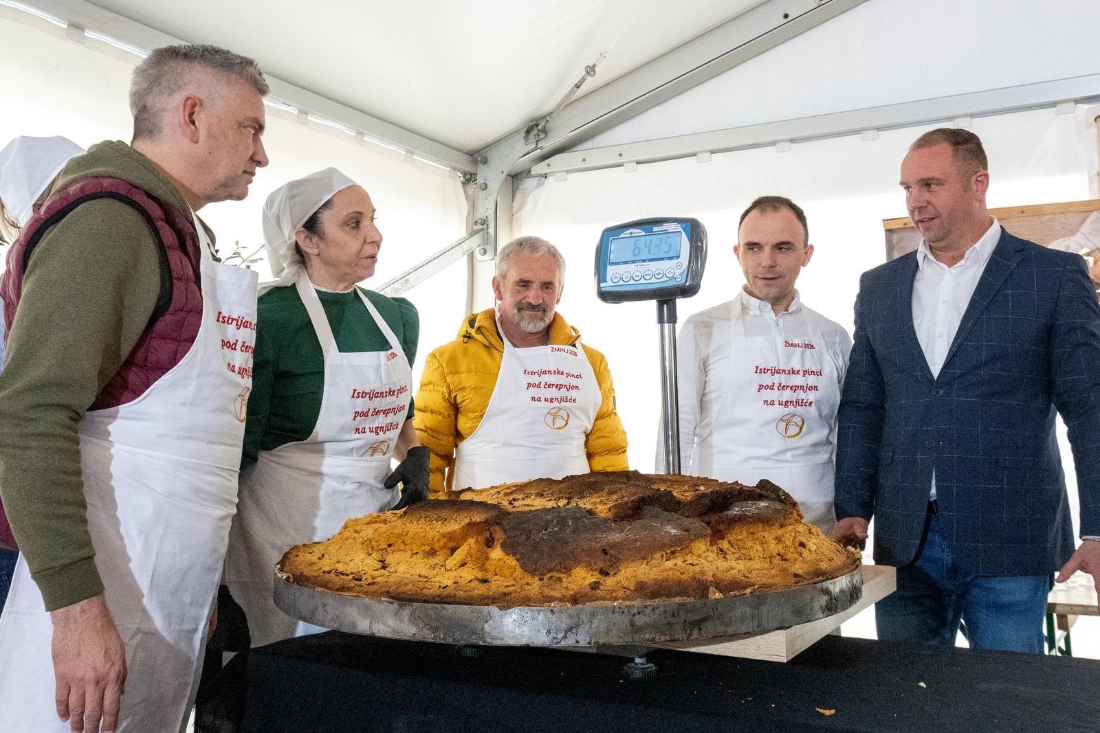U Žminju napravljena najveća pinca na svijetu