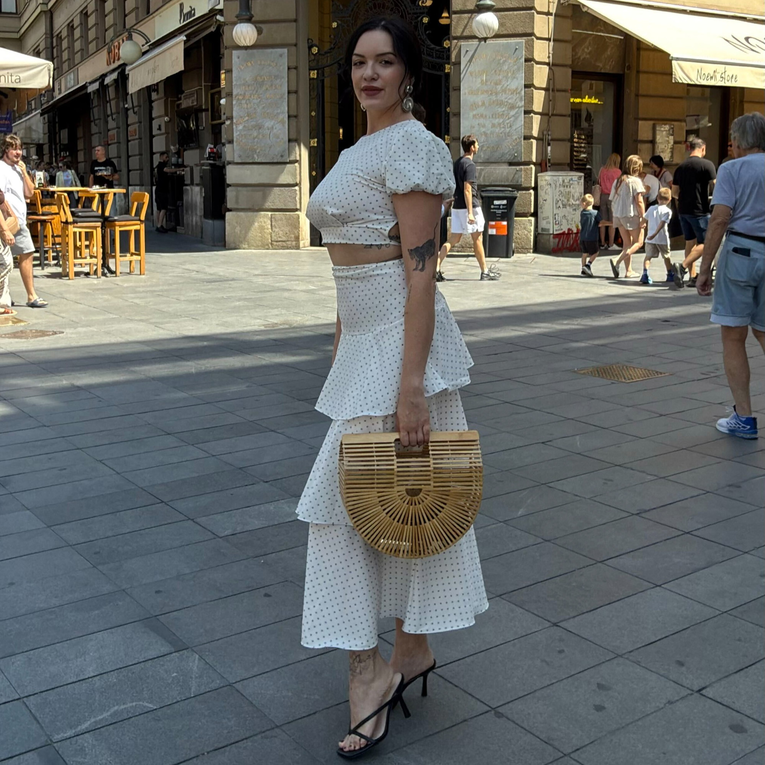 Polina Guseva privukla pažnju na špici u romantičnom ljetnom kompletu hit uzorka