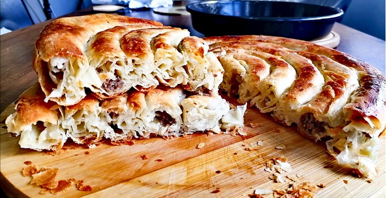 Iz kuhinje iskusne majstorice: Kako kod kuće napraviti najbolji prevrnuti burek