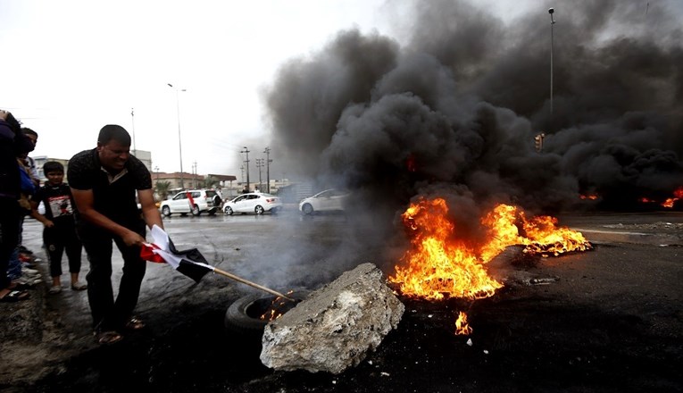 Prosvjednici na jugu Iraka palili gume i okružili policiju