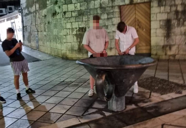 Mladići mokrili u fontanu u Splitu. Stanovnici: To je teror turista, imamo 5 zahtjeva