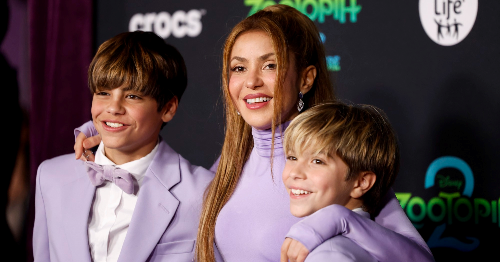 Shakira pozirala sa sinovima na premijeri filma, modno su se uskladili