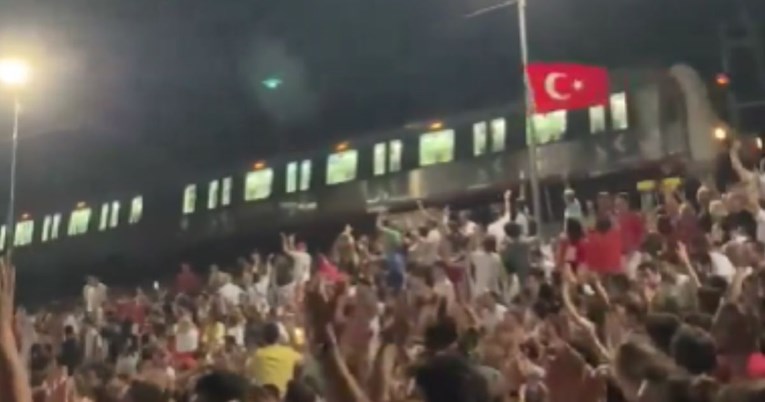 VIDEO Vlak u Turskoj zastao i pozdravio navijače koji su gledali Euro
