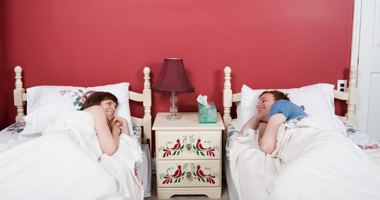 Mama troje djece priznala da ona i suprug ne spavaju u istom krevetu, mnogi kažu isto