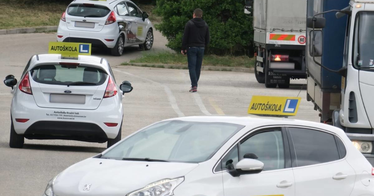 Instruktorica vožnje u Splitu lažirala podatke za ispit. Upisala je lažne sate vožnje