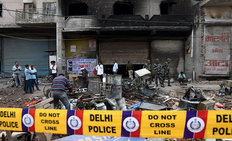 Nastavljaju se sukobi hindusa i muslimana u Indiji, uhićene stotine ljudi