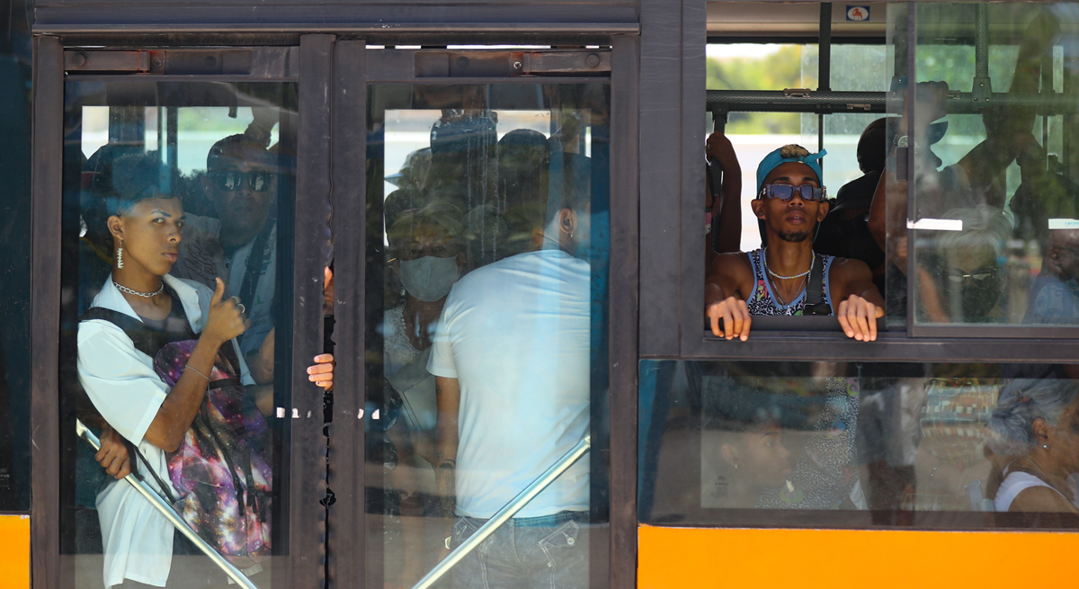 Kuba je u problemima, raspada se Castrov sustav. Stiže brod s 375 tona mlijeka