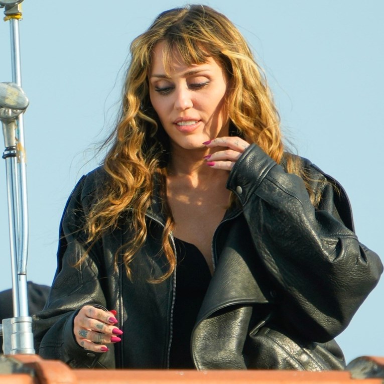 Miley Cyrus snimala reklamu, ali svi su gledali u njezine nokte