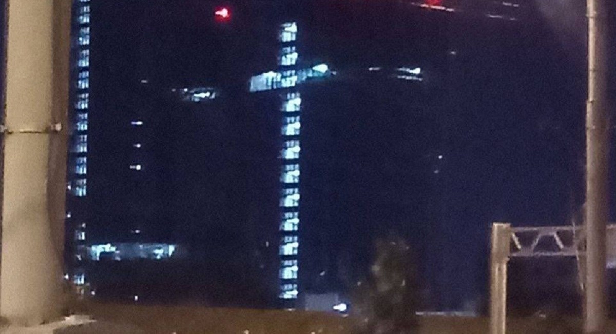 FOTO Wagnerova zgrada svijetli u obliku križa