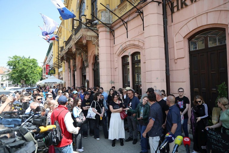 Prosvjed ispred osječkog kazališta zbog otkaza. "Dalje ruke od kulture i HNK"