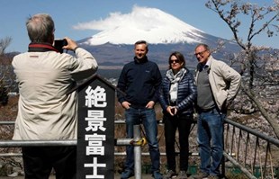 Gradić u Japanu podigao ogradu. Ne želi da turisti fotografiraju planinu