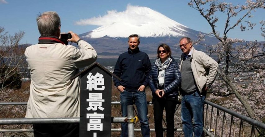 Gradić u Japanu podigao ogradu. Ne želi da turisti fotografiraju planinu