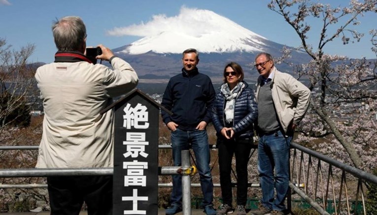 Grad u Japanu podigao ogradu. Ne želi da turisti fotkaju planinu: "Nepristojni su"