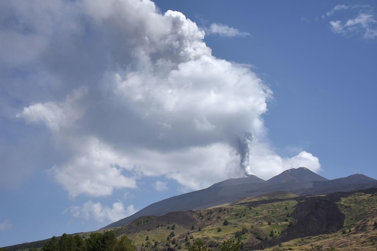 Etna izbacuje velike količine pepela. Zračna luka obustavila dolazne letove