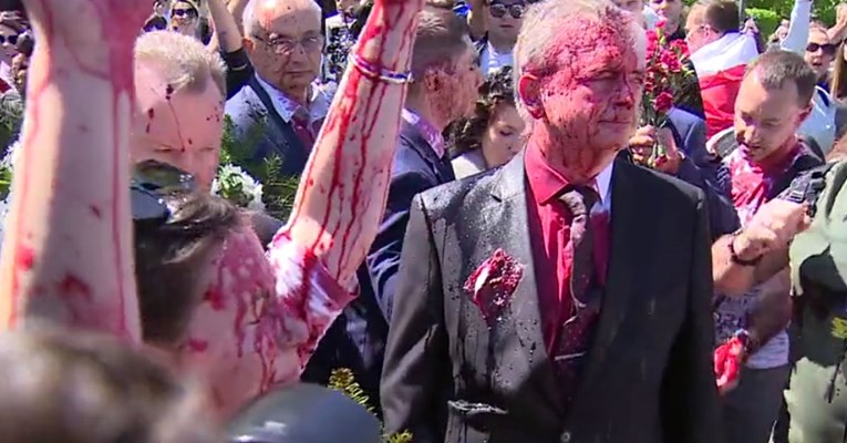 VIDEO Ruskog veleposlanika u Poljskoj prosvjednici zalili crvenom bojom