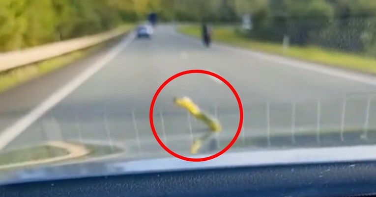 VIDEO Australski par snimio u vožnji zastrašujući prizor na autu