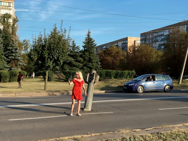 Žena bacala selfije pored rakete koju su Rusi bacili na Kramatorsk. Fotka je viralna