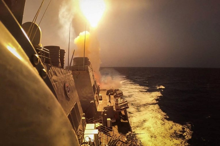 Velik napad Huta u Crvenom moru: "Gađali smo američke razarače"