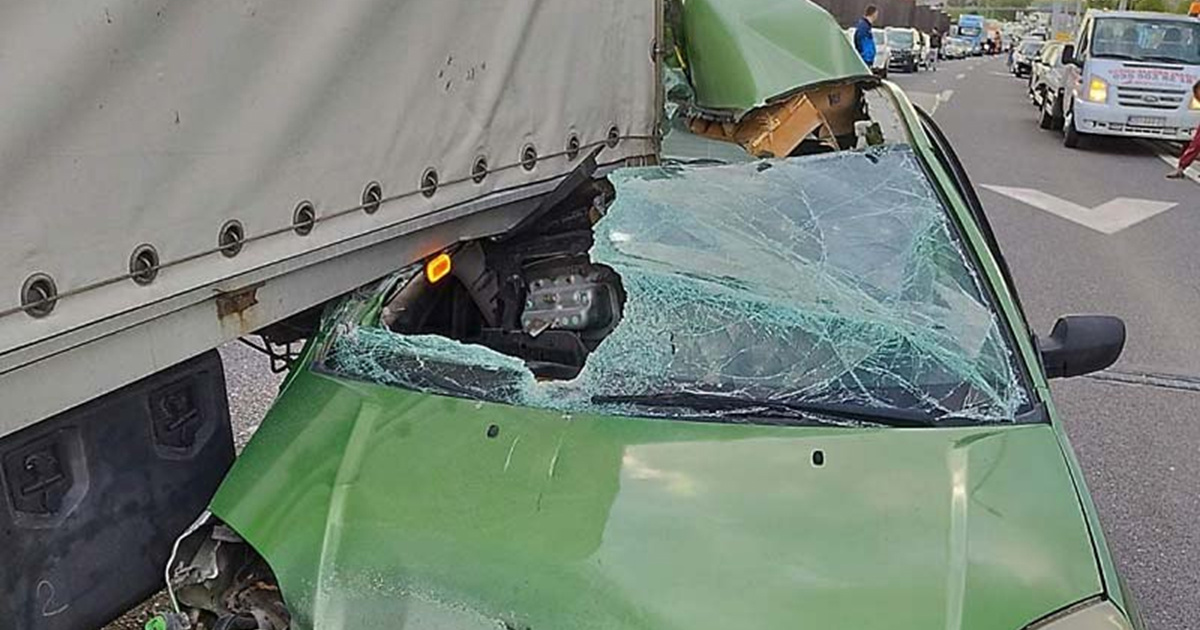 FOTO Auto podletio pod kamion u Osijeku, dvoje teško ozlijeđenih. Krov auta smrskan