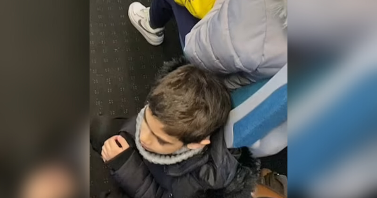 Mama kritizirala putnike koji nisu dali mjesto njenom sinu: "To se zove pristojnost"