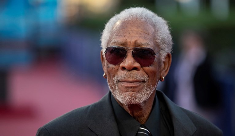Znate li zašto Morgan Freeman nosi zlatne naušnice? Iza toga stoji neobičan razlog
