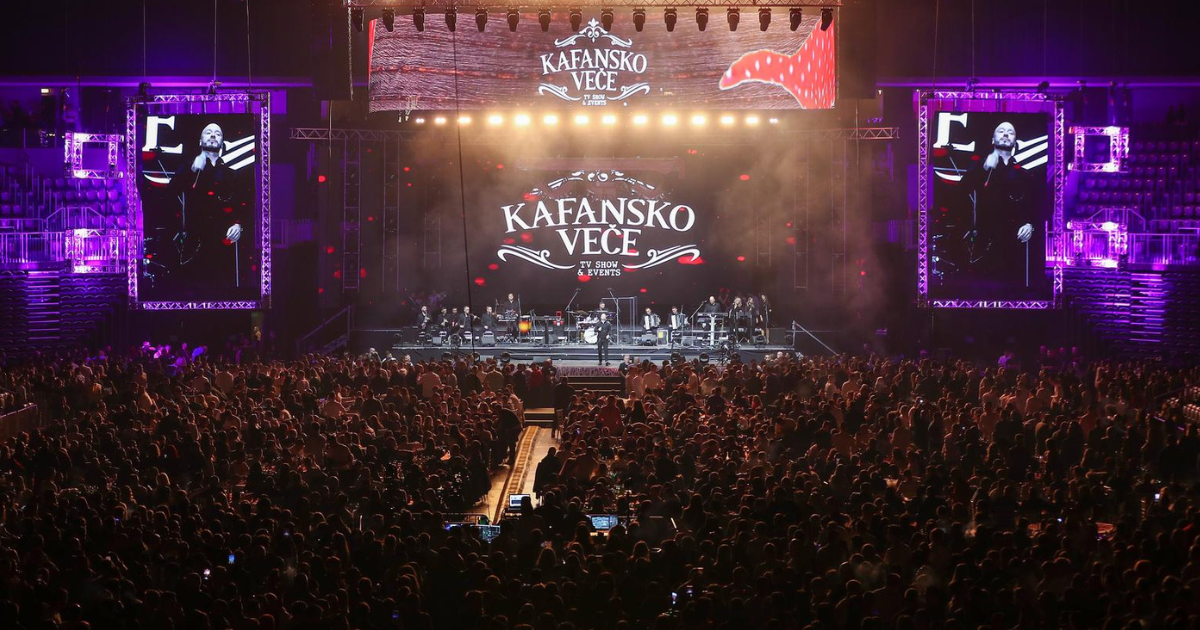 U Areni Zagreb održano Kafansko veče, postavljeni stolovi s kariranim stolnjacima