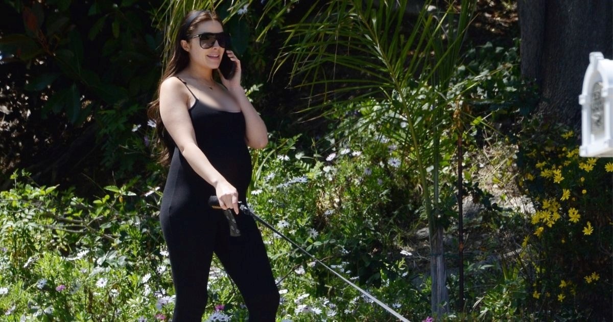 Olivia Culpo snimljena u šetnji u Los Angelesu, istaknula poveći trudnički trbuh