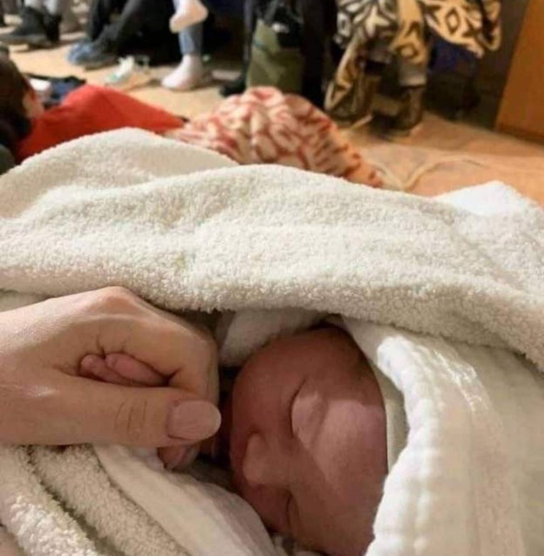 U kijevskom metrou rodila se beba