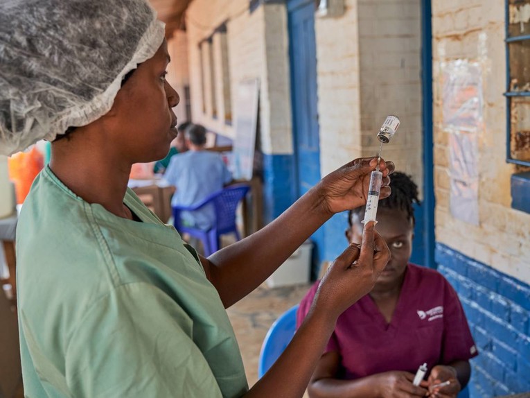 Epidemija ebole u Africi. Umrlo je najmanje 930 ljudi