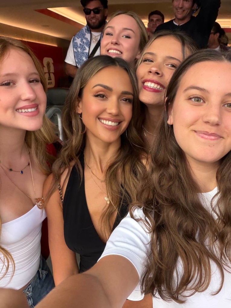 Jessica Alba (45) na utakmici SAD-a i Turske pozirala s kćerima i novim dečkom (33)