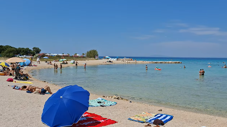 Drama na plaži u Novalji: Reanimirali muškarca 40 minuta i uspjeli mu vratiti puls