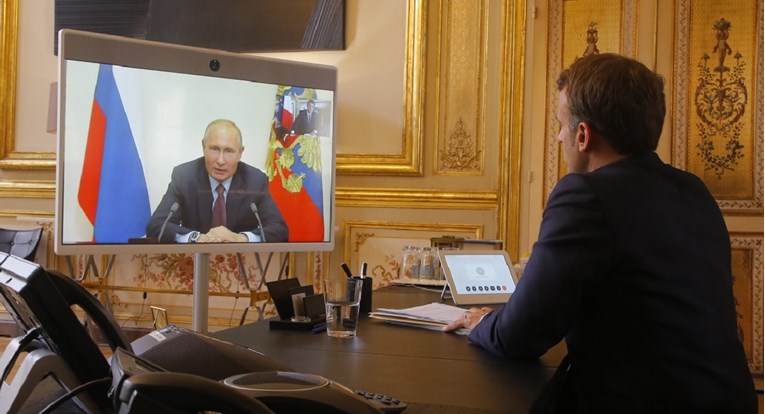 Objavljen tajni razgovor Macrona i Putina prije rata: "Ma, radije bih igrao hokej..."