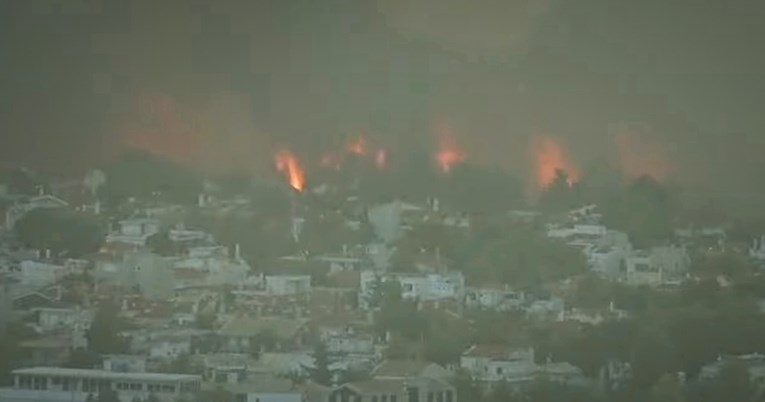 Divovski požar u Grčkoj zahvatio predgrađe Atene, ljudi bježe iz kuća
