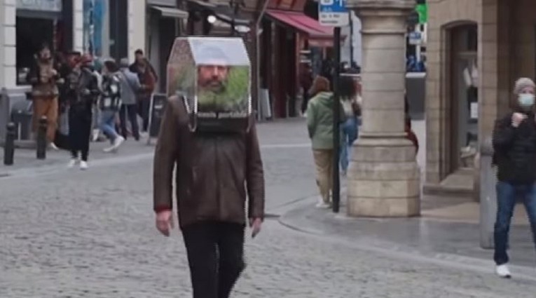 Svi se zagledali u tipa zbog onoga što nosi gradom umjesto maske