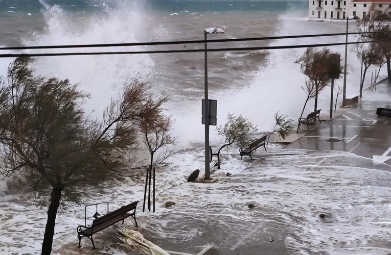 VIDEO Poplavljena riva u Kaštelima, valovi su ogromni. Za Jadran izdan crveni alarm