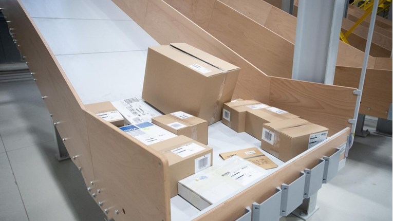 Zaposlenik Hrvatske pošte otvarao pakete, krao i prodavao skupe mobitele