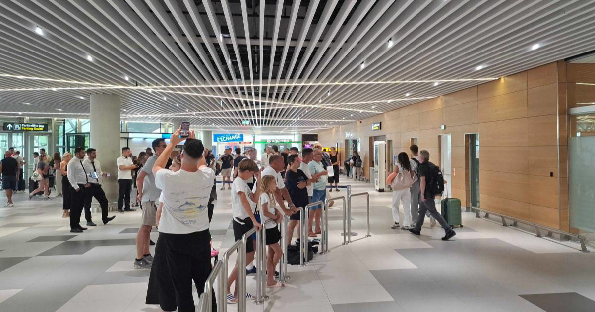 OD 14:30 Hajdukovci sletjeli u Split. Livaja potpisuje autograme navijačima