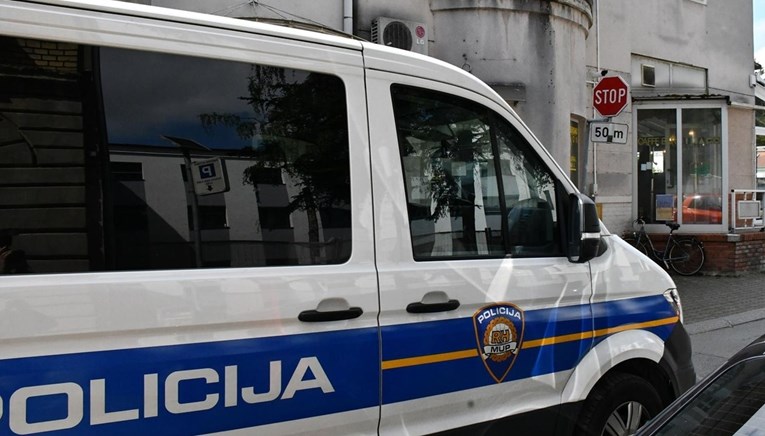 Tinejdžerica i muškarac potukli se u Slavoniji pa na mopedu skupa bježali policiji