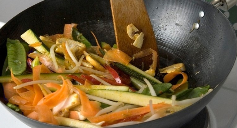 S polica se povlači miješano povrće za wok zbog povećane količine otrovnog solanina