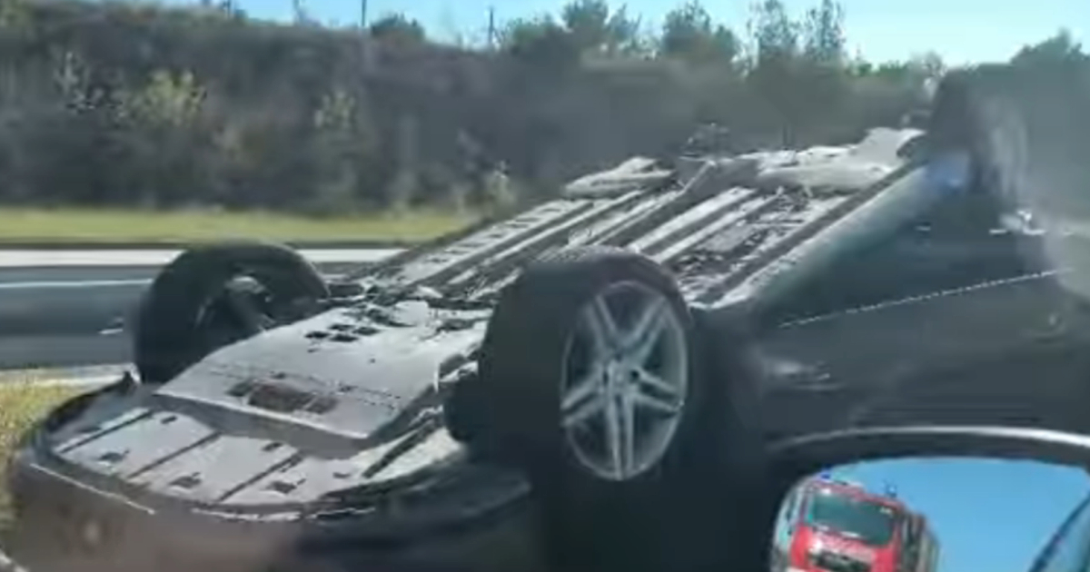 Nesreća na A1, auto na krovu, vatrogasci izvlačili ljude iz smrskanog vozila