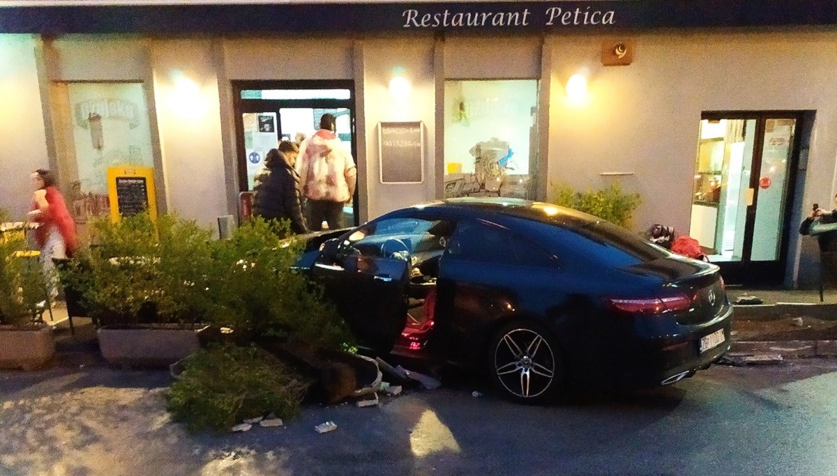 FOTO Mercedesom se zabio u terasu restorana u Zagrebu, ozlijeđene dvije osobe