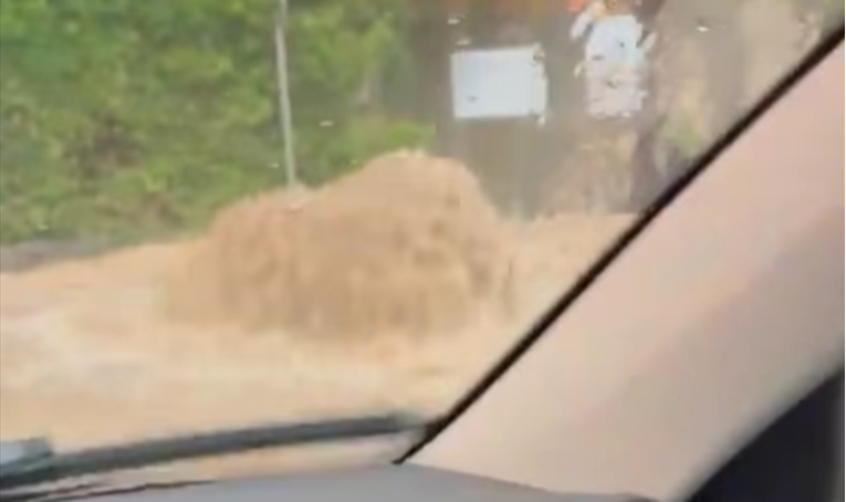 VIDEO Nevrijeme pogodilo Zadar, auto upao u šaht