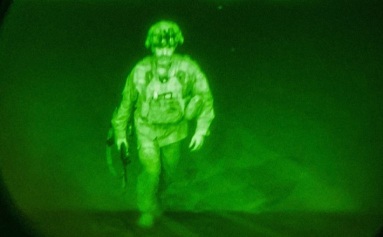 FOTO Širi se slika posljednjeg američkog vojnika koji je otišao iz Afganistana