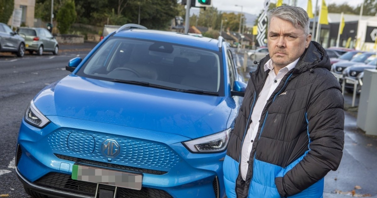 Oteo ga vlastiti električni automobil pa se zabio u policijski kombi da se zaustavi