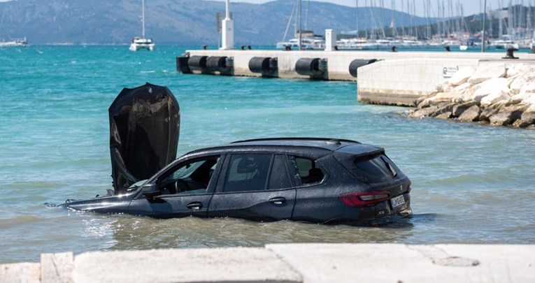 VIDEO BMW-om udarila u teretnjak u trajektnoj luci u Trogiru, oboje sletjeli u more