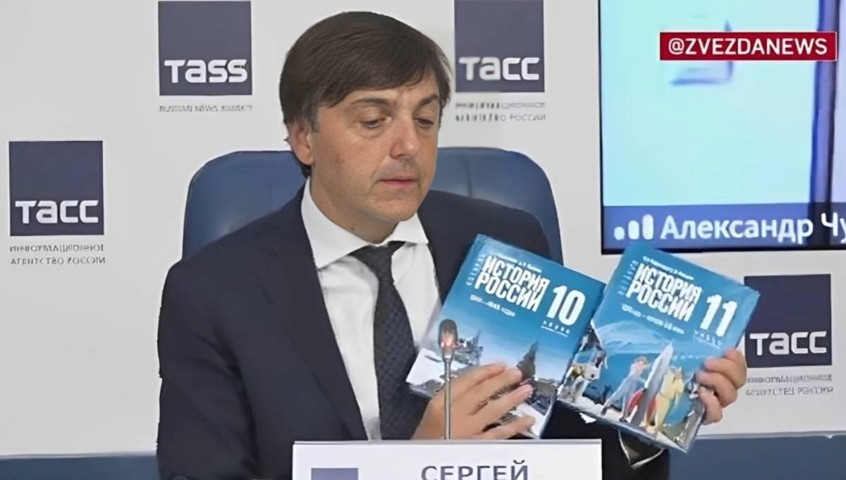 Rusija izdala novi školski udžbenik. U njemu poziva učenike da se pridruže vojsci